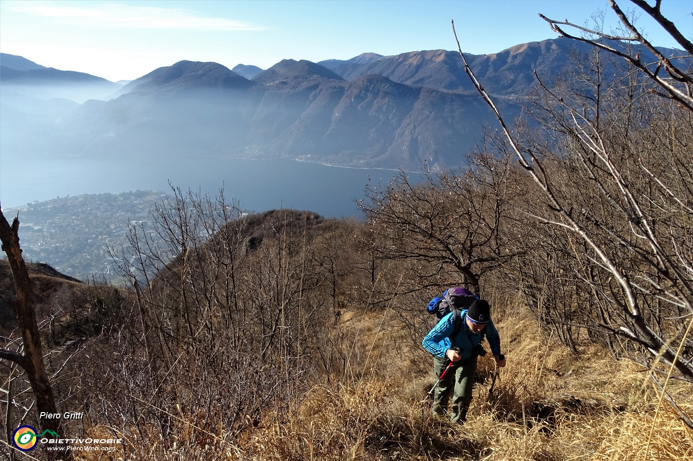 26 Il sentiero si inerpica nel bosco.JPG